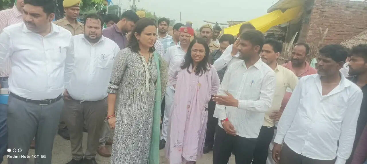 बाढ़ के पानी के बीच ट्रैक्टर पर सवार होकर गांव पहुंचीं जिलाधिकारी