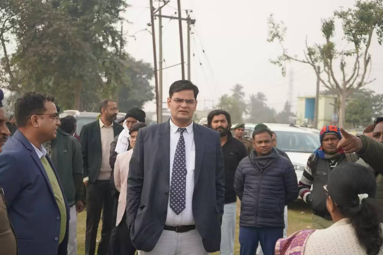 डीएम ने लोक कल्याणकारी योजनाओं को लेकर फारबिसगंज के अधिकारियों के साथ की समीक्षा