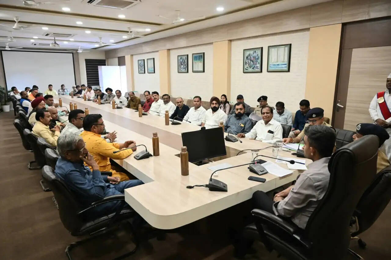 धारः आगामी त्योहारों को सौहार्दपूर्ण व शांतिपूर्ण तरीके से मनाएं-कलेक्टर