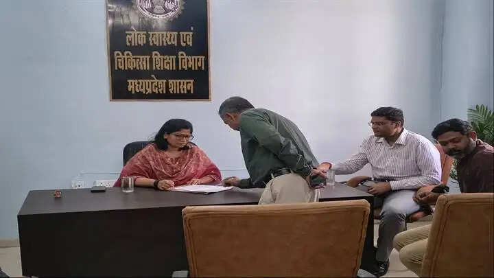 ग्वालियरः कलेक्टर ने किया जिला अस्पताल का निरीक्षण, प्राइवेट वार्ड 15 अप्रैल तक शुरू कराने के निर्देश