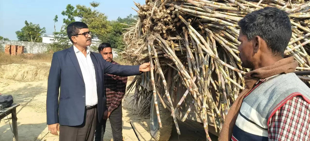 गन्ना क्रय केंद्र प्रभारी किसानाें से कर रहा था वसूली, डीएम ने लगाई फटकार