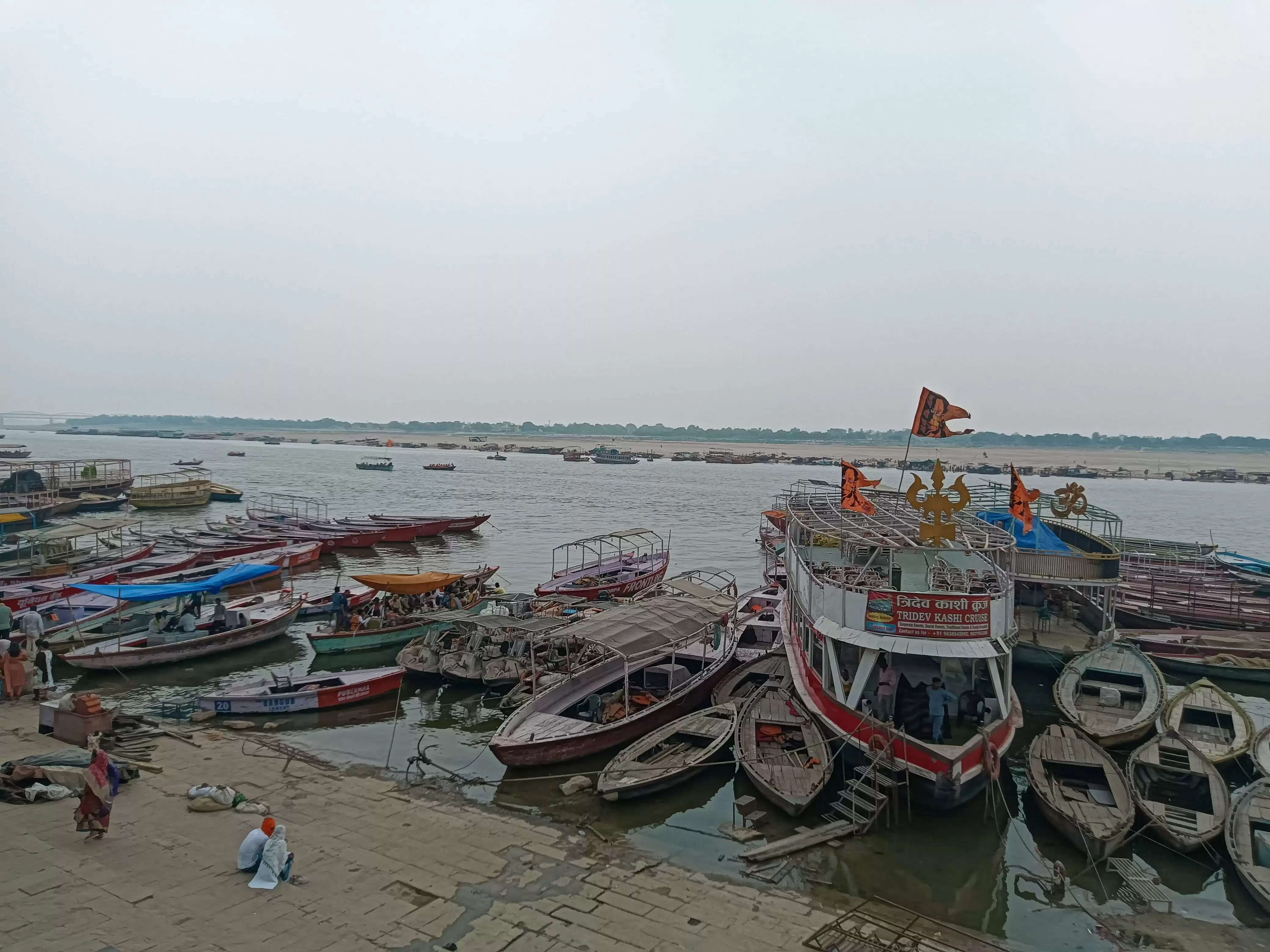 वाराणसी सहित पूर्वांचल में बदला मौसम, आंधी और बारिश से किसानों की बढ़ी चिंता