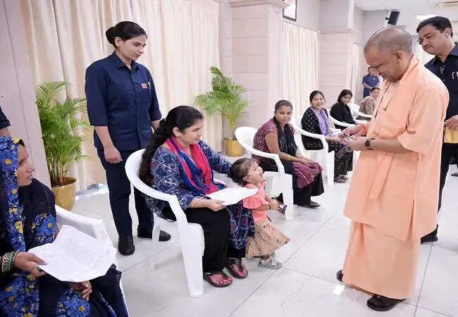 जनता दर्शन : भाई ने बताई बहन की तकलीफ तो मुख्यमंत्री योगी आदित्यनाथ ने तुरंत लोहिया अस्पताल में कराया भर्ती