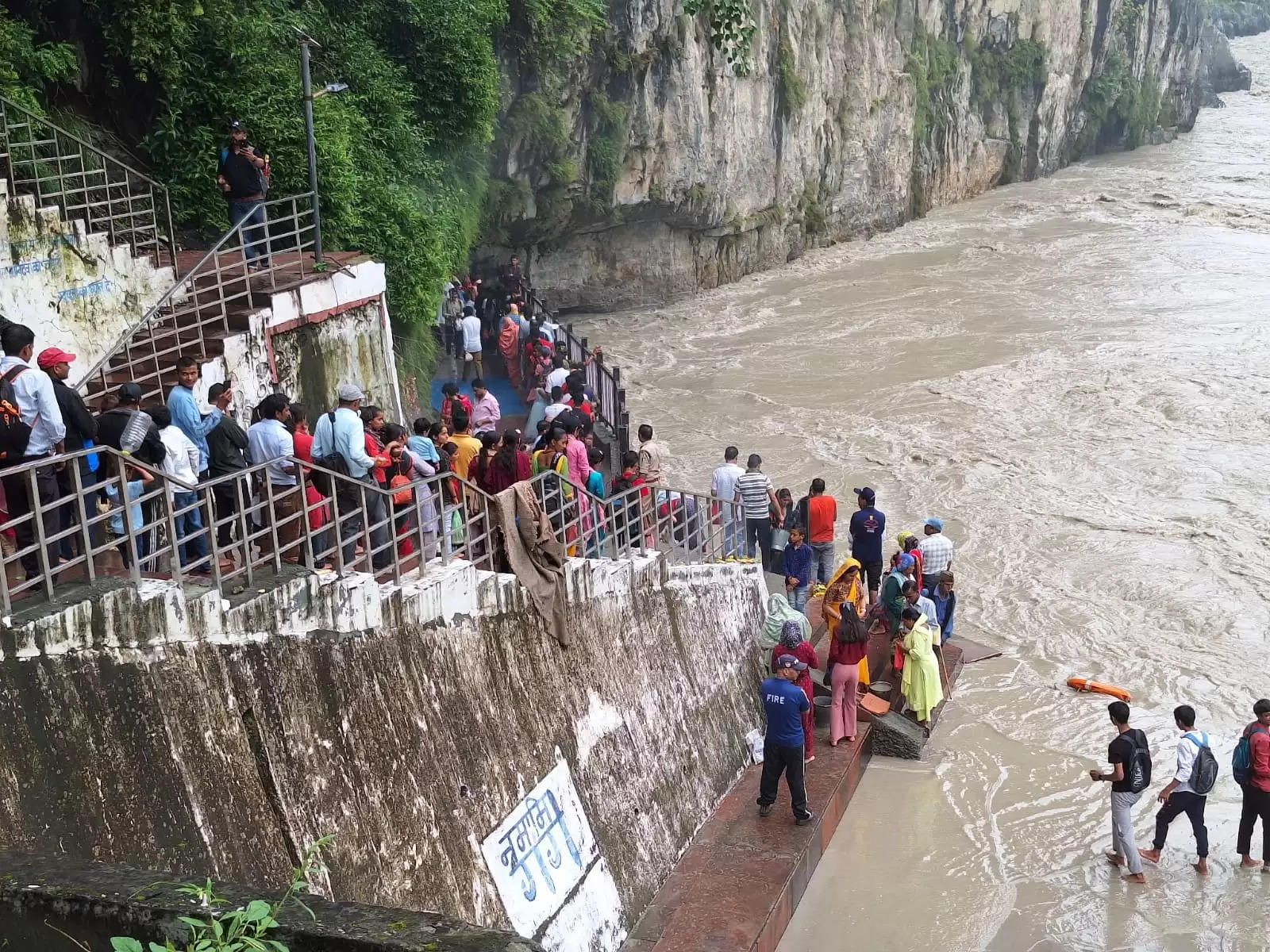 अंतिम सोमवार को उमड़ी भक्तों की भीड़