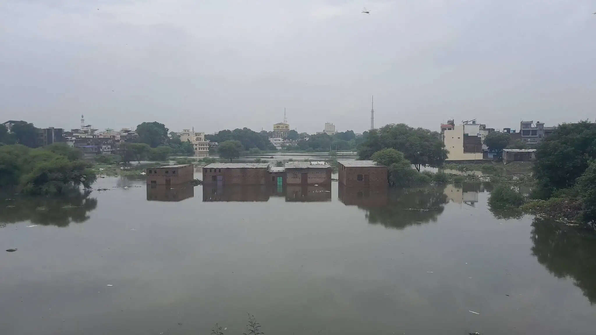 वाराणसी : गंगा और वरुणा का जलस्तर बढ़ने से हालात हुए विकट, वरूणा के तटवर्ती 15 मोहल्ले जलमग्न