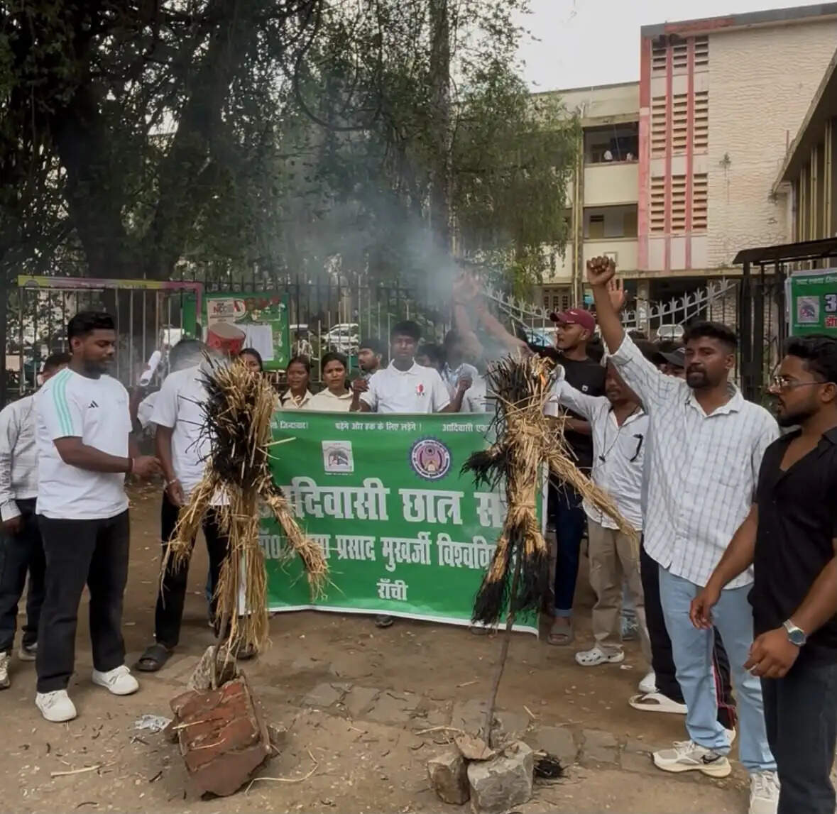 डीएसपीएमयू में आदिवासी छात्र संघ का ताला-बंदी प्रदर्शन, फूंका पुतला