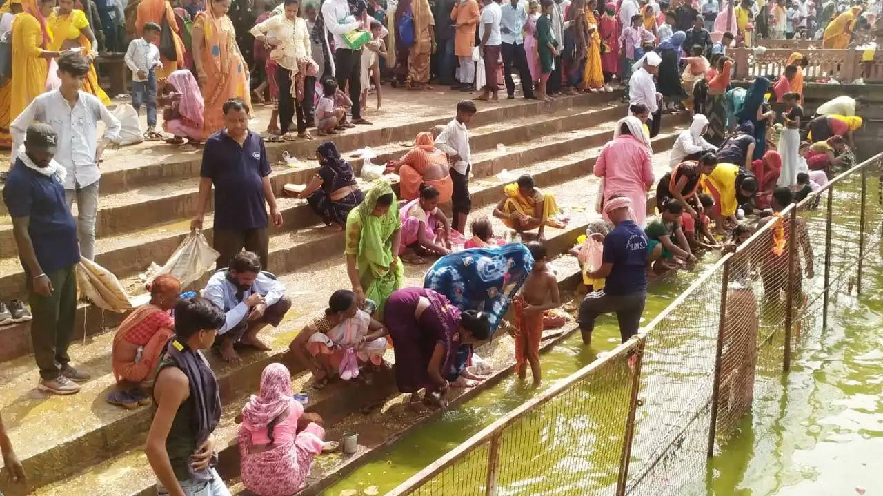 श्रद्धालुओं ने मचकुंड सरोवर में लगाई आस्था की डुबकी