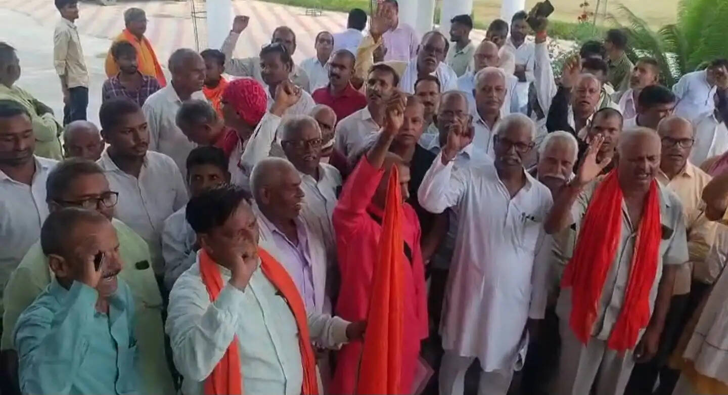 किसानों की समस्याओं को लेकर भारतीय किसान संघ ने डीएम काे सौंपा ज्ञापन