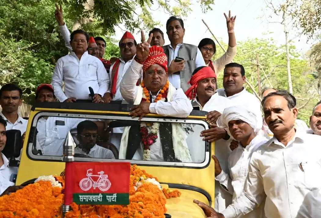 इंडी गठबंधन के प्रत्याशी अवधेश प्रसाद, बसपा प्रत्याशी सच्चिदानंद पांडेय ने नामांकन किया