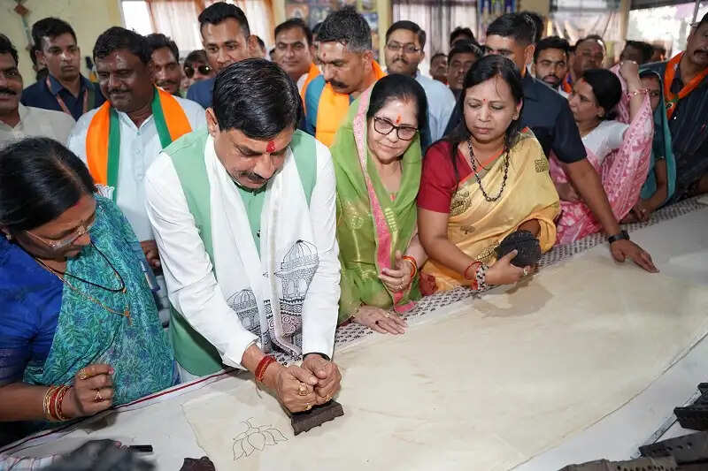 मप्रः मुख्यमंत्री डॉ. यादव ने कला के संरक्षण में ग्रामीण महिलाओं की भूमिका को सराहा