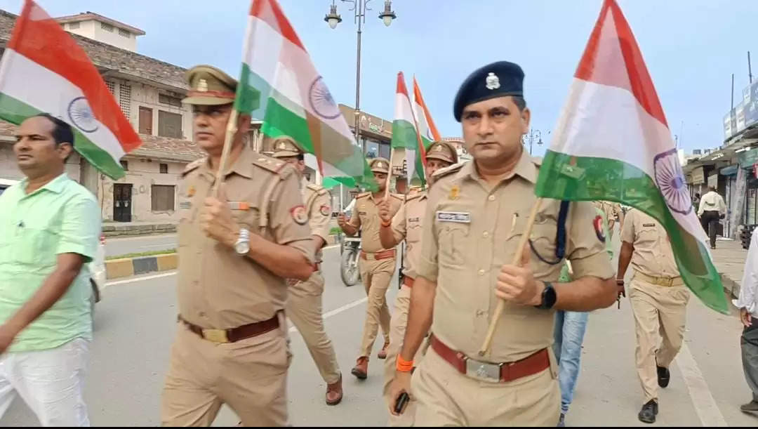 गोरखनाथ थाने के पुलिसकर्मियाें ने तिरंगा पद यात्रा निकाली