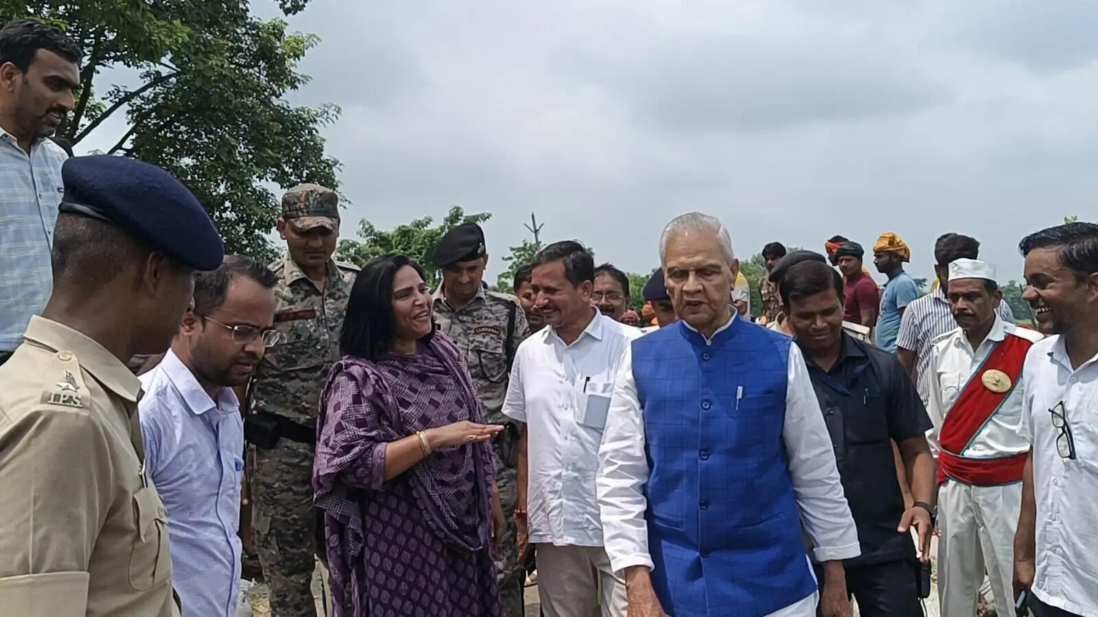 सारण में माही नदी टूटे तटबंध का उपमुख्यमंत्री विजेंद्र यादव ने किया निरीक्षण