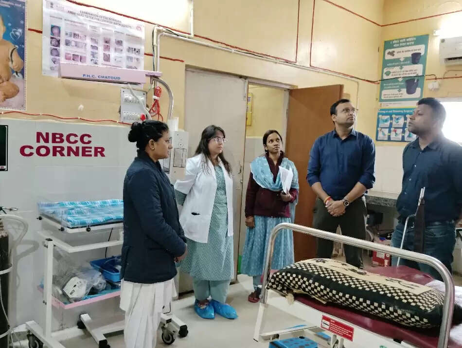 धमतरी : जिला स्तरीय टीम प्राथमिक स्वास्थ्य केंद्र चटौद के आंतरिक मूल्यांकन के लिए पहुंची