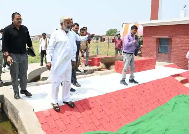 जलशक्ति मंत्री ने लखनपुर में राजकीय नलकूप का किया निरीक्षण