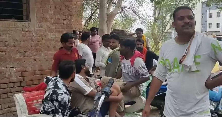 आउट सोर्सिंग सफाई कर्मी ने फांसी लगाकर दी जान