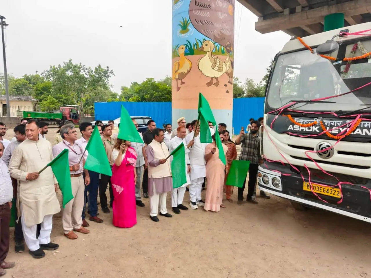 शाहदरा उत्तर एवं दक्षिण क्षेत्र की स्वच्छता व्यवस्था को मिला नया बल, 76 अतिरिक्त स्वच्छता संसाधनों को हरी झंडी दिखाकर किया रवाना