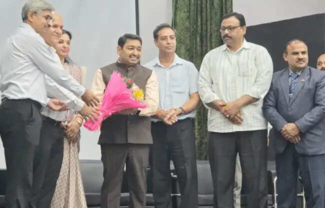 सोनीपत: खेल विश्वविद्यालय के कुलपति ने दिया इस्तीफा,समारोह में दी विदाई