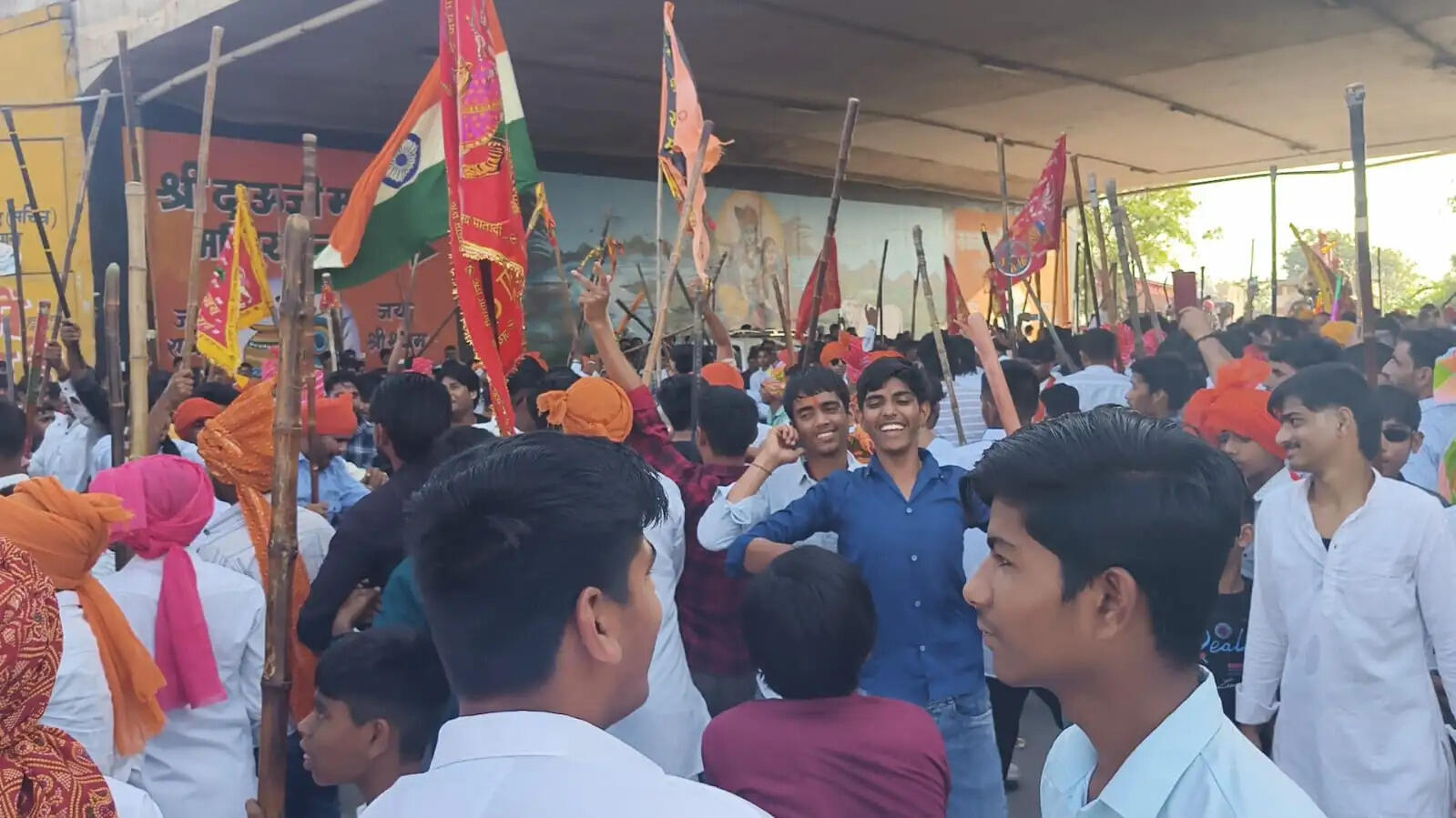 हजारों श्रद्धालुओं ने की मां नेरी सेमरी की लट्ठ पूजा, लाठियां बरसाकर की श्रद्धा व्यक्त