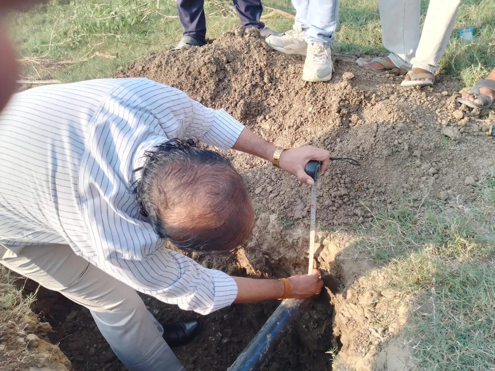 एडीएम खुद गड्ढे में उतरे, जमीन से महज सात इंच नीचे बिछी मिली पाइपलाइन
