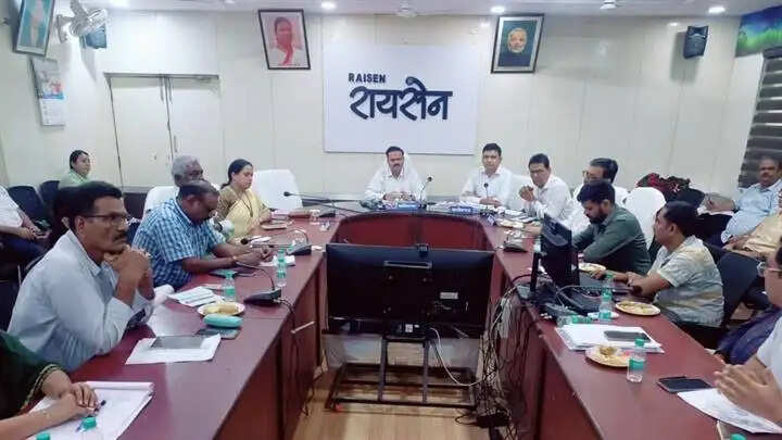नागरिकों के आवेदनों, प्रकरणों का संवेदनशीलता के साथ त्वरित निराकरण करें: संभागायुक्त