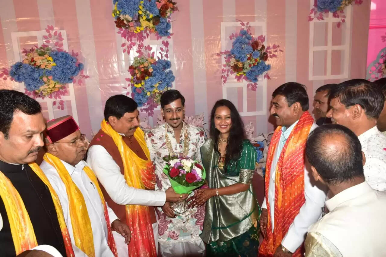 नागदाः भाजपा जिला अध्यक्ष के बेटे की शादी में मुख्यमंत्री ने वर वधू का आशीर्वाद दिया