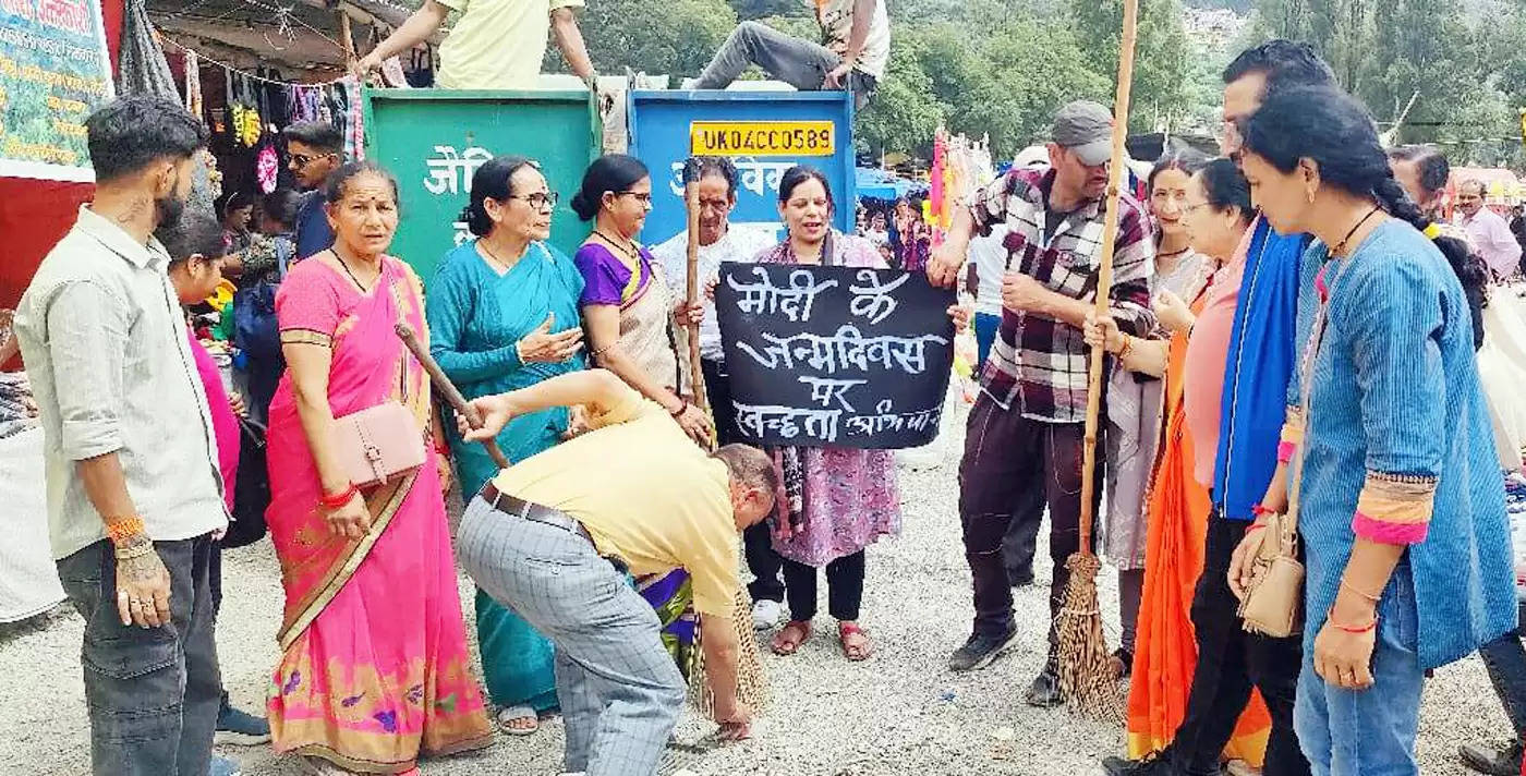 प्रधानमंत्री के जन्मदिन पर भाजपा कार्यकर्ताओं ने किया रक्तदान, चलाया सफाई अभियान