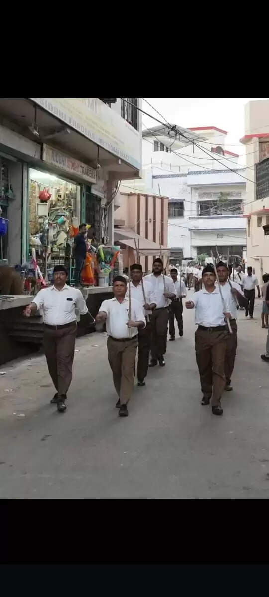 संघ शताब्दी वर्ष: लखनऊ की 72 बस्तियों में स्वयंसेवकों ने निकाला पथ संचलन