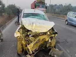 इंदौर में भीषण सड़क हादसा, महाकाल के दर्शन करने जा रहे परिवार की कार डंपर से टकराई, तीन घायल