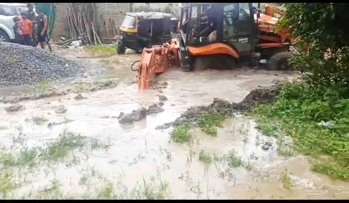 कोरबा : जलभराव का सतत जायजा व जल निकासी में जुटा रहा निगम अमला