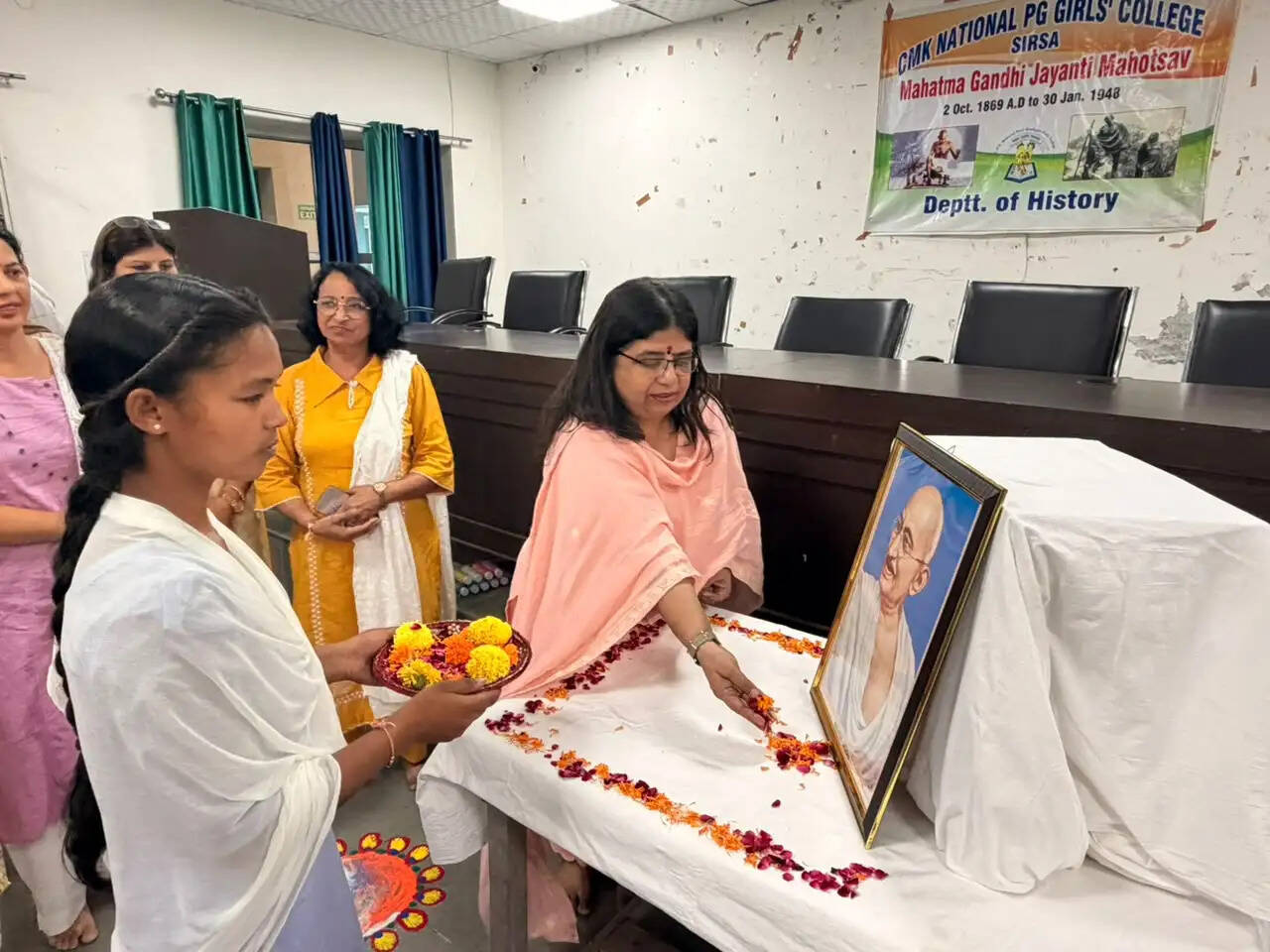 सिरसा: जयंती पर महात्मा गांधी और लाल बहादुर शास्त्री को किया नमन