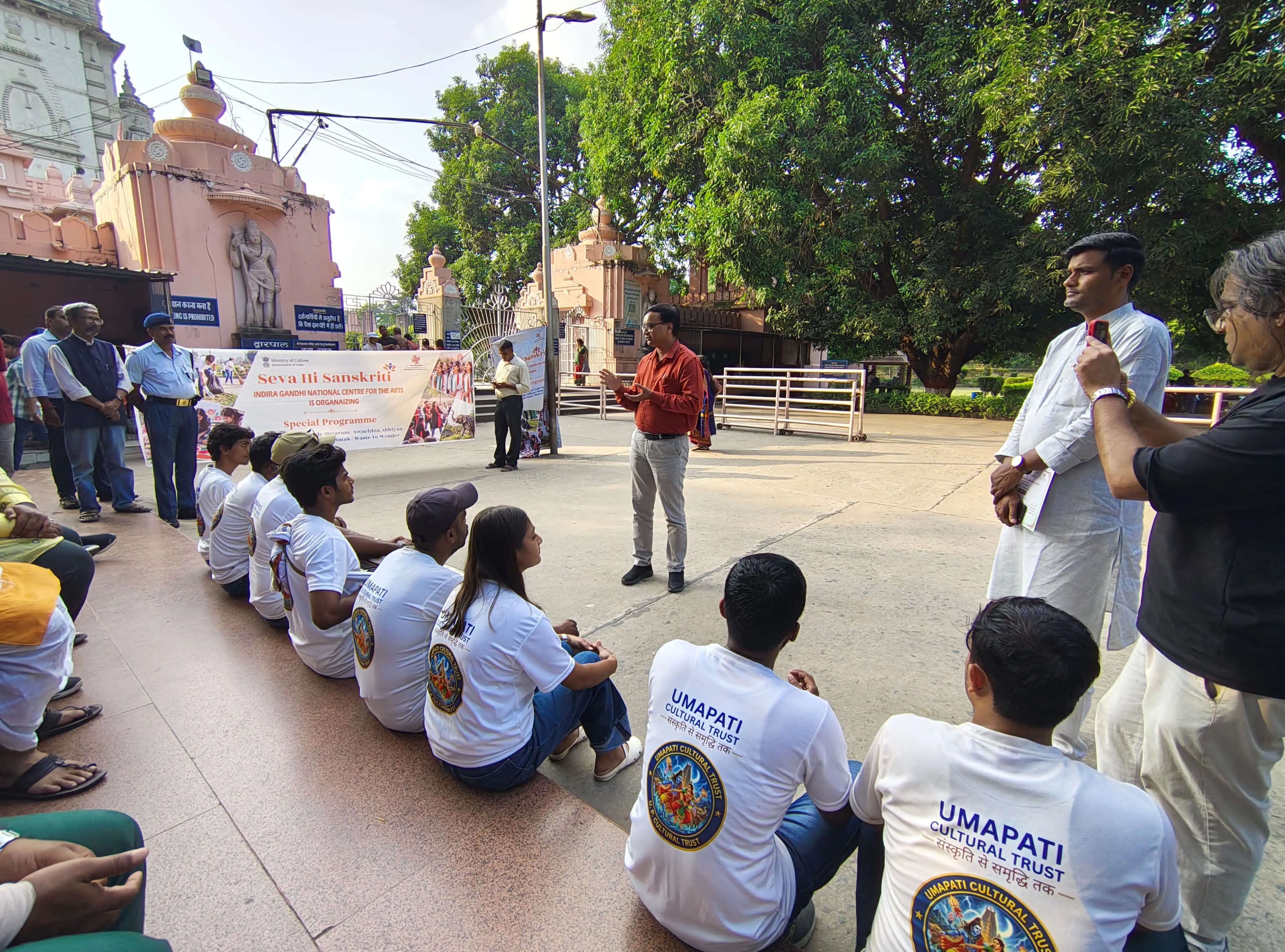 बीएचयू के विश्वनाथ मंदिर परिसर में गूंजा ‘सेवा ही संस्कृति’ का संदेश, विद्यार्थियों ने दिखायी रचनात्मकता