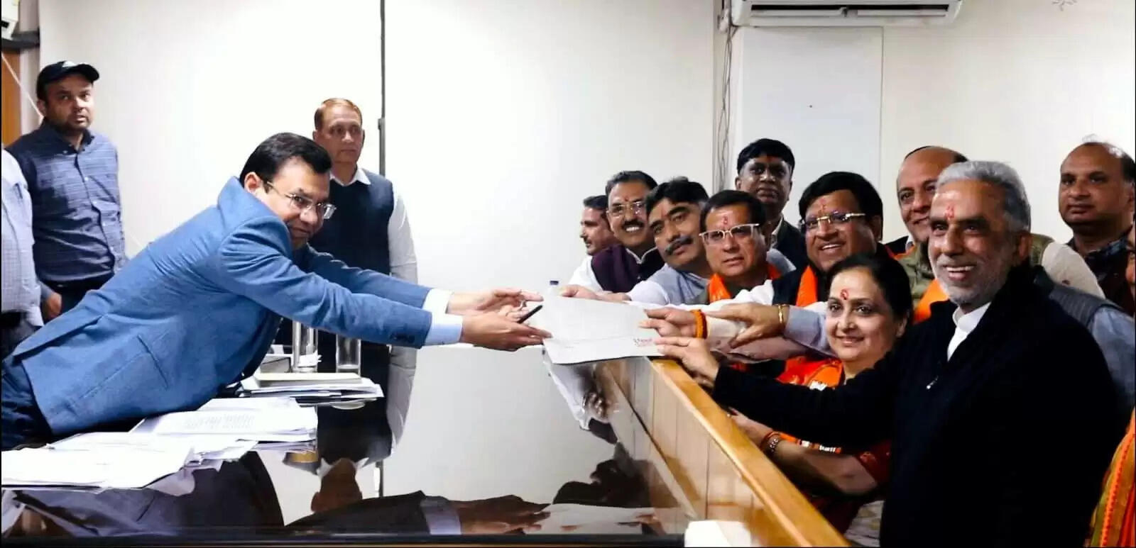 फरीदाबाद : भाजपा की मेयर प्रत्याशी ने मंत्रियों और विधायकों की उपस्थिति में भरा नामांकन