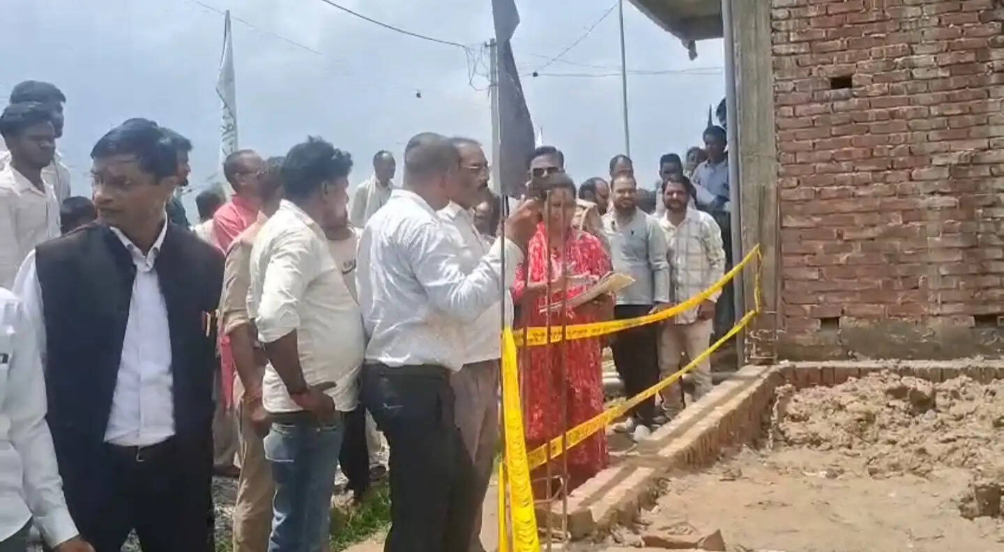 शौचालय की खुदाई में निकले 29 भारी धातु के गोले, पुरातत्व विभाग की जांच से खुलेगा राज