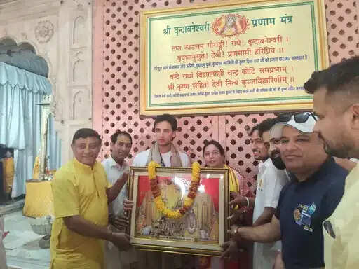 आईपीएल मुकाबले से पहले अभिषेक शर्मा ने जयपुर में मां संग किए गोविंद देव जी के दर्शन