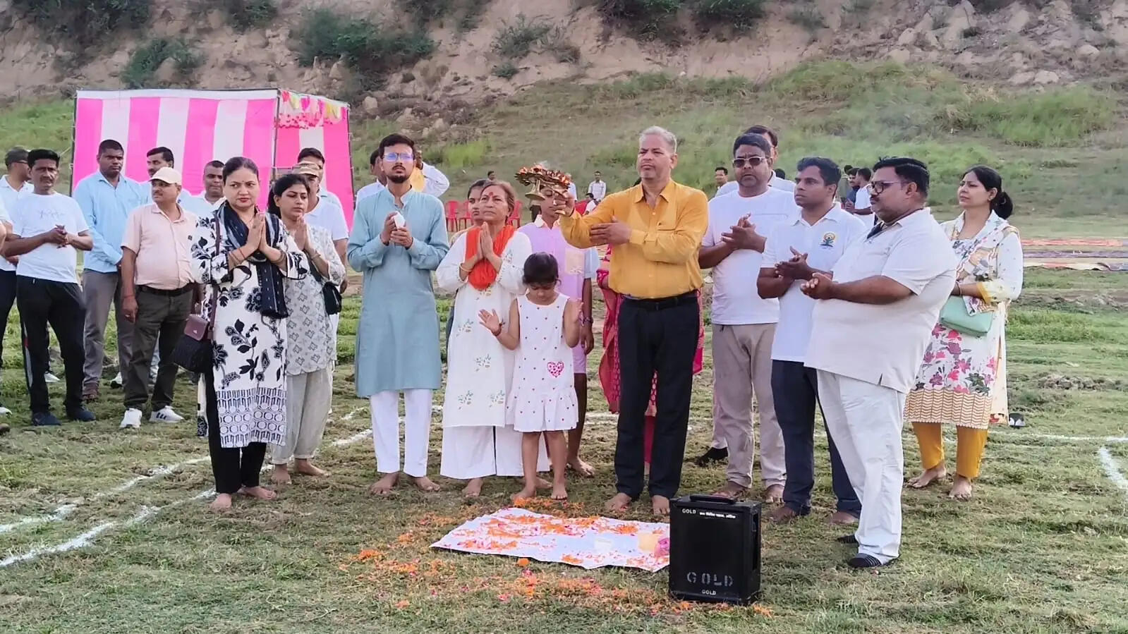 यमुना तट पर हुई भव्य आरती, योगाभ्यास कर लोगों ने स्वस्थ जीवन का लिया संकल्प