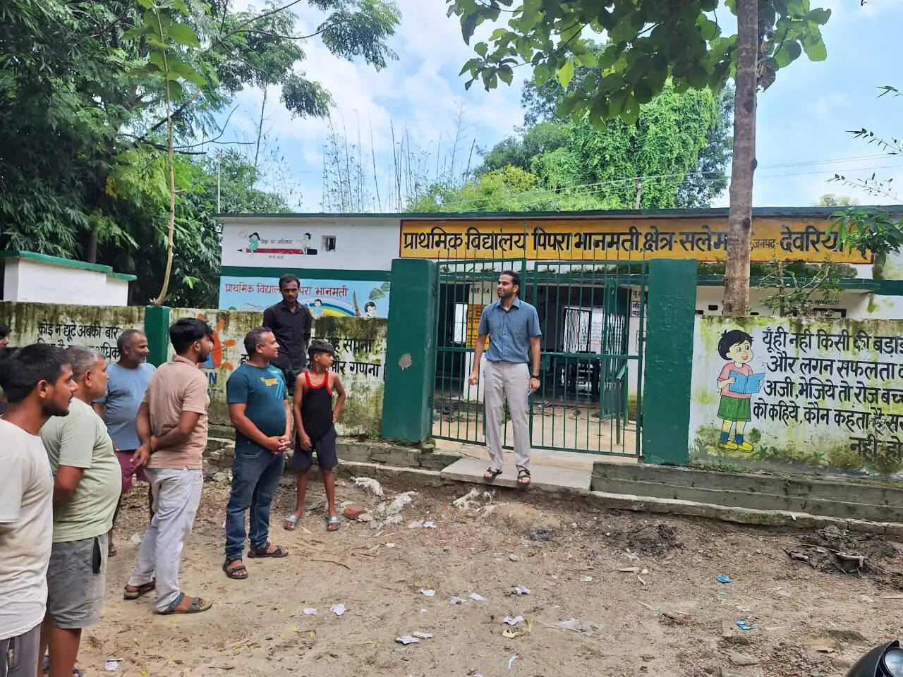 देवरिया : प्राथमिक विद्यालय के निरीक्षण में शिक्षक मिले अनुपस्थित, जिलाधिकारी ने दिए नोटिस जारी करने के निर्देश