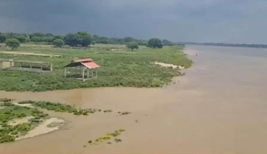 गांवों की ओर बढ़ रहा बाढ़ का पानी, प्रशासन सतर्क