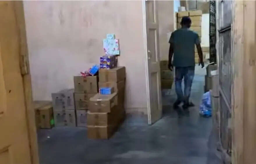 बॉम्बे उच्च न्यायालय के आदेश पर छापेमारी में लाखों रुपये का अवैध कॉस्मेटिक सामग्री बरामद