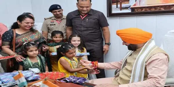 हरियाणा&nbsp;के मुख्यमंत्री &nbsp;ने संत कबीर कुटीर पर मनाया रक्षाबंधन का पावन त्योहार