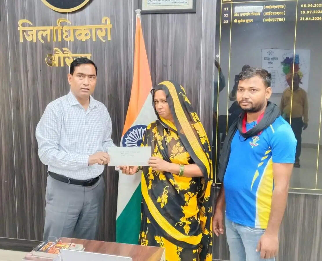 बलिदान जवान मोहित कुमार की मां को 50 लाख की अनुग्रह सहायता का स्वीकृति पत्र सौंपा