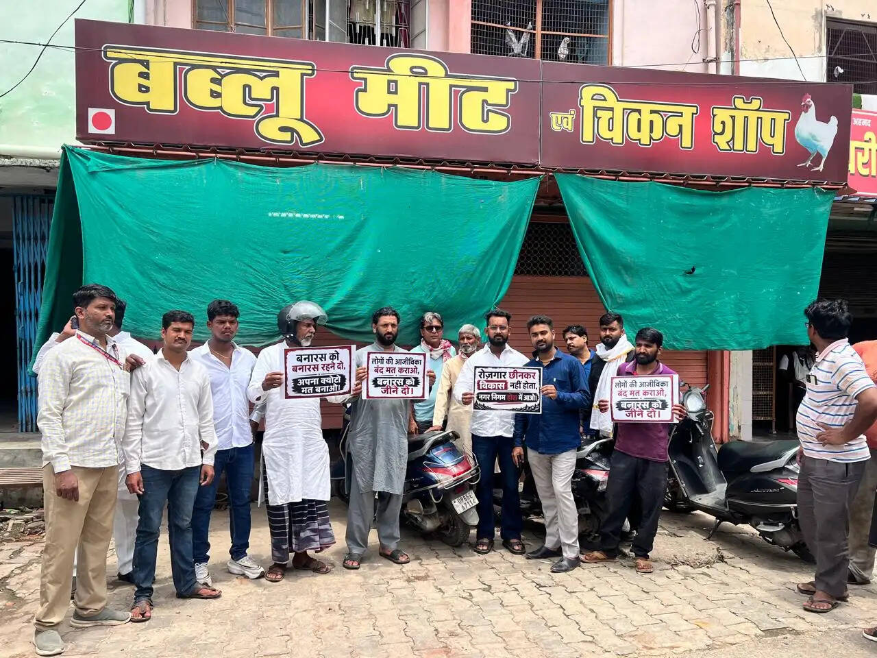 नगर निगम के प्रस्ताव के विरोध में वाराणसी में मीट-मछली कारोबार ठप, व्यवसायियों ने किया प्रदर्शन