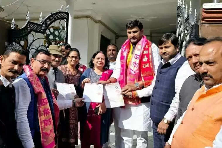 भाजपा कार्यकर्ताओं के साथ नीरज सिंह ने वितरित किया एसआईआर फॉर्म