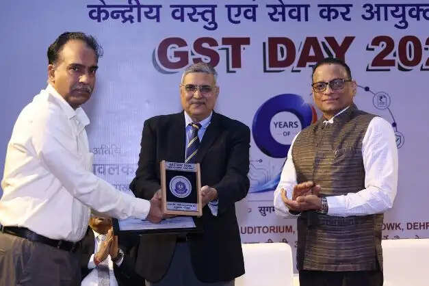 देहरादून में जीएसटी दिवस-2026 का आयोजन, करदाताओं को किया गया सम्मानित