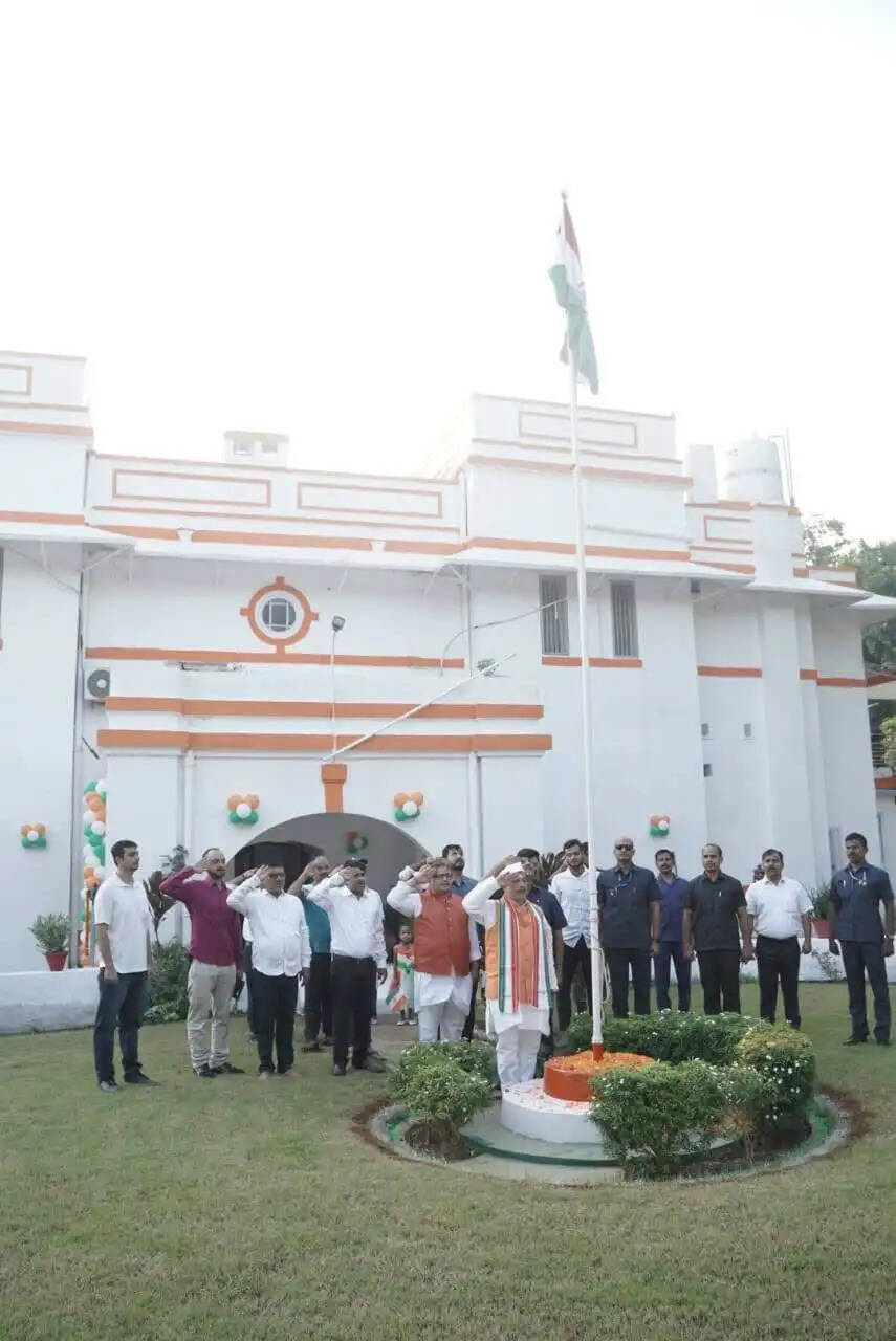 स्वतंत्रता दिवस पर कृषि मंत्री विजय कुमार सिन्हा ने अपने सरकारी आवास पर किया ध्वजारोहण