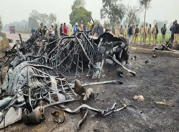 गोंडा-लखनऊ राजमार्ग पर ट्रक में लगी आग, धमाके से फटे गैस सिलेंडर