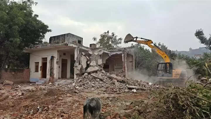 ग्वालियरः एलीवेटेड रोड में बाधा बन रहे तीन मकान व एक मैरिज गार्डन हटाया