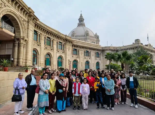 ‘लखनऊ दर्शन’ बस में फिर शामिल हुई विधान भवन की सैर