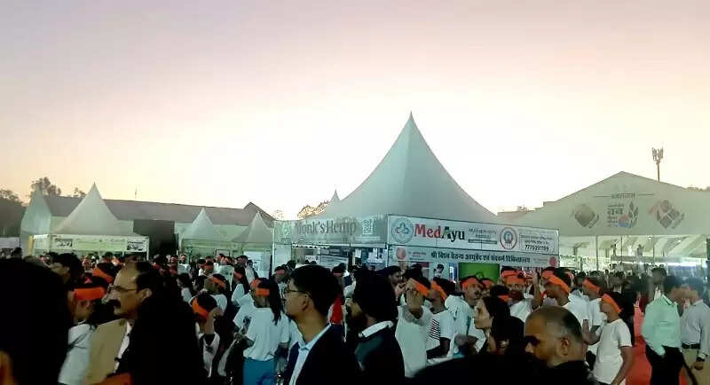 अंतरराष्ट्रीय वन मेले में दुर्लभ जड़ी-बूटियों के स्टॉल्स पर उमड़ी सैलानियों की भीड़