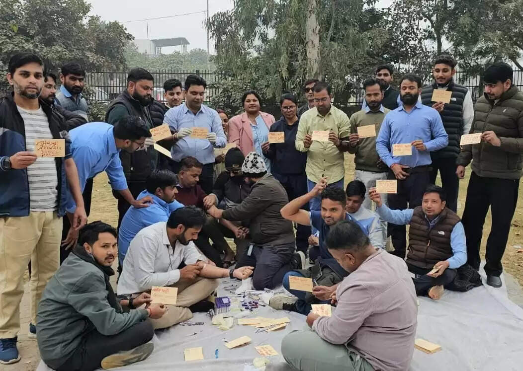 नर्सेज की मेरिट और भर्ती की मांग को लेकर प्रदेशभर में कार्मिकों ने ख़ून से लिखे पचास हजार पोस्टकार्ड