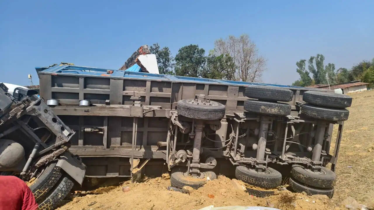 अंबिकापुर : बेलगाम ट्रक दुकान-घर में घुसा, लाखों का नुकसान, चालक घंटों फंसा रहा